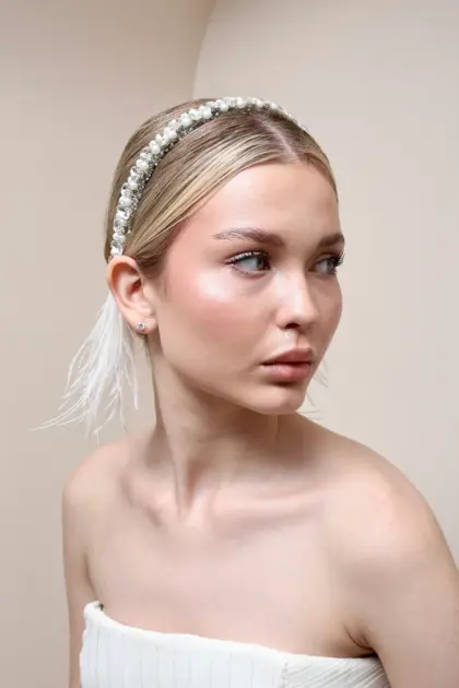 Anna Kristal Tüylü Taç